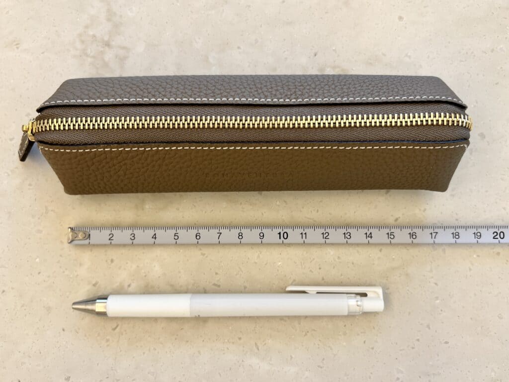 ボナベンチュラのペンケース シュリンクレザーの長さのサイズとペン比較