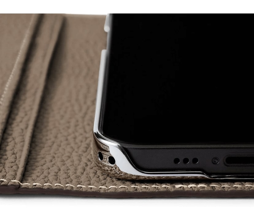 ボナベンチュラのiPhone15 Pro Maxダイアリーケース のシュリンクレザーの見開き充電側