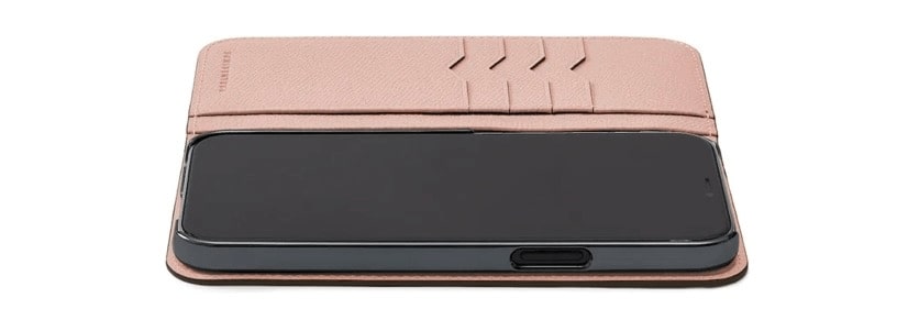 ボナベンチュラのiPhone15 Pro Maxダイアリーケース のノブレッサレザーを平尾置き様子（横側）