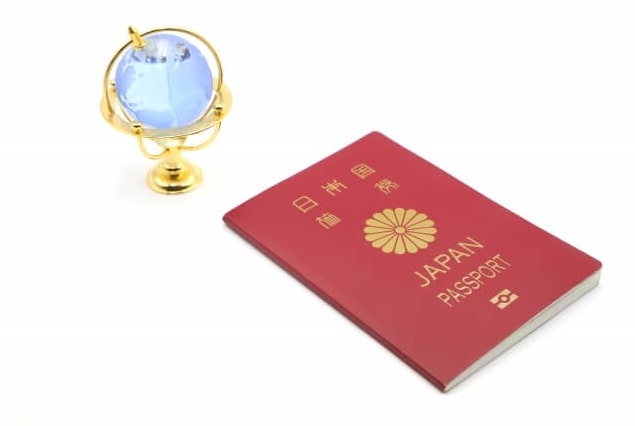 バハリ（BAHARI）がどこのブランドか地球儀とパスポートで表現