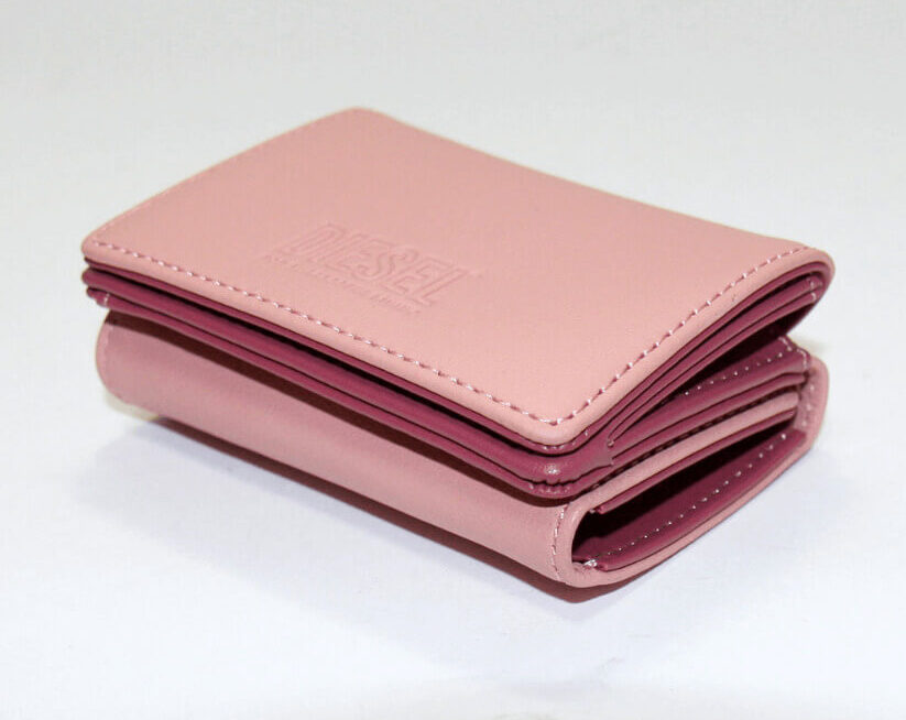 ディーゼル(DIESEL）ピンクのミニ財布表面