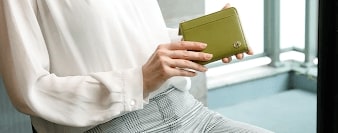 博多の森レザー財布を持つ女性