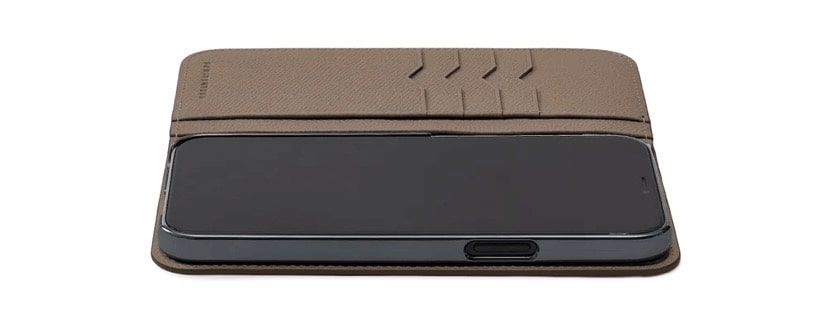 ボナベンチュラのiPhone15 Plusダイアリーケース のノブレッサレザーを平尾置き様子（横側）