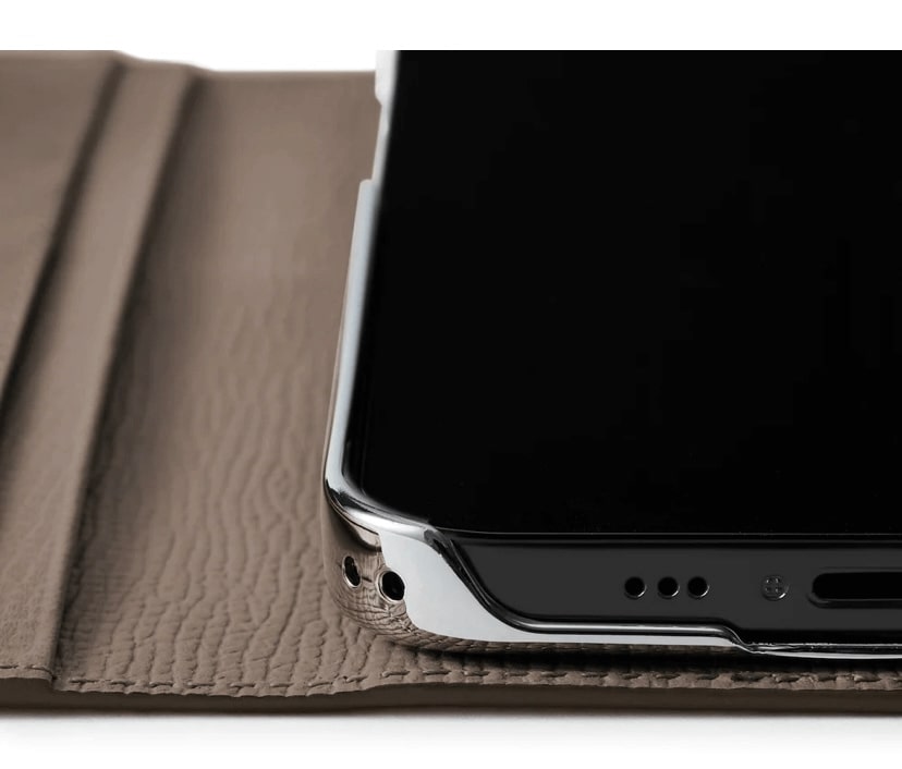 ボナベンチュラのiPhone15 Plusダイアリーケース のノブレッサレザーの見開き充電側