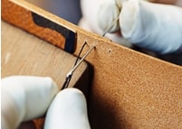 革製品の縫製の修復作業