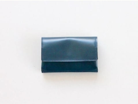 コインケースとカードケースが一緒になったコンパクトなブルーの財布