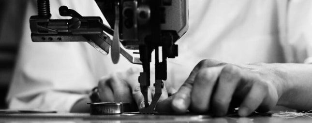 ミシン縫製するムネカワの職人