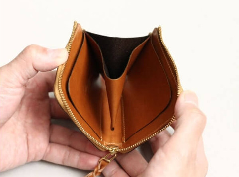 Ｌ字ファスナー財布のシップを開いて、財布の中が見えるように広げている