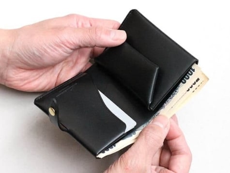 ぎりぎりのところまで余白を削り、
無駄のないミニ財布