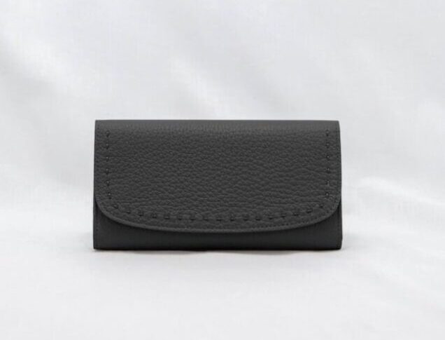 エスポワールの高級感と手縫いの革紐ステッチが特徴的な黒のかぶせ式財布