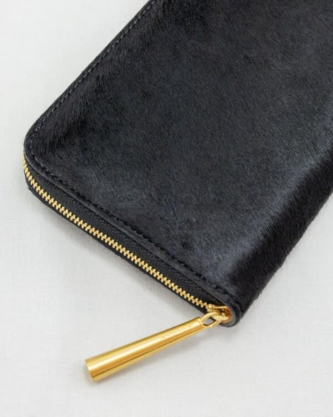 シルキータッチの毛並みが心地よい黒のラウンドファスナー長財布