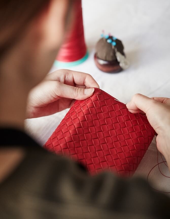 革製品を縫っている女性