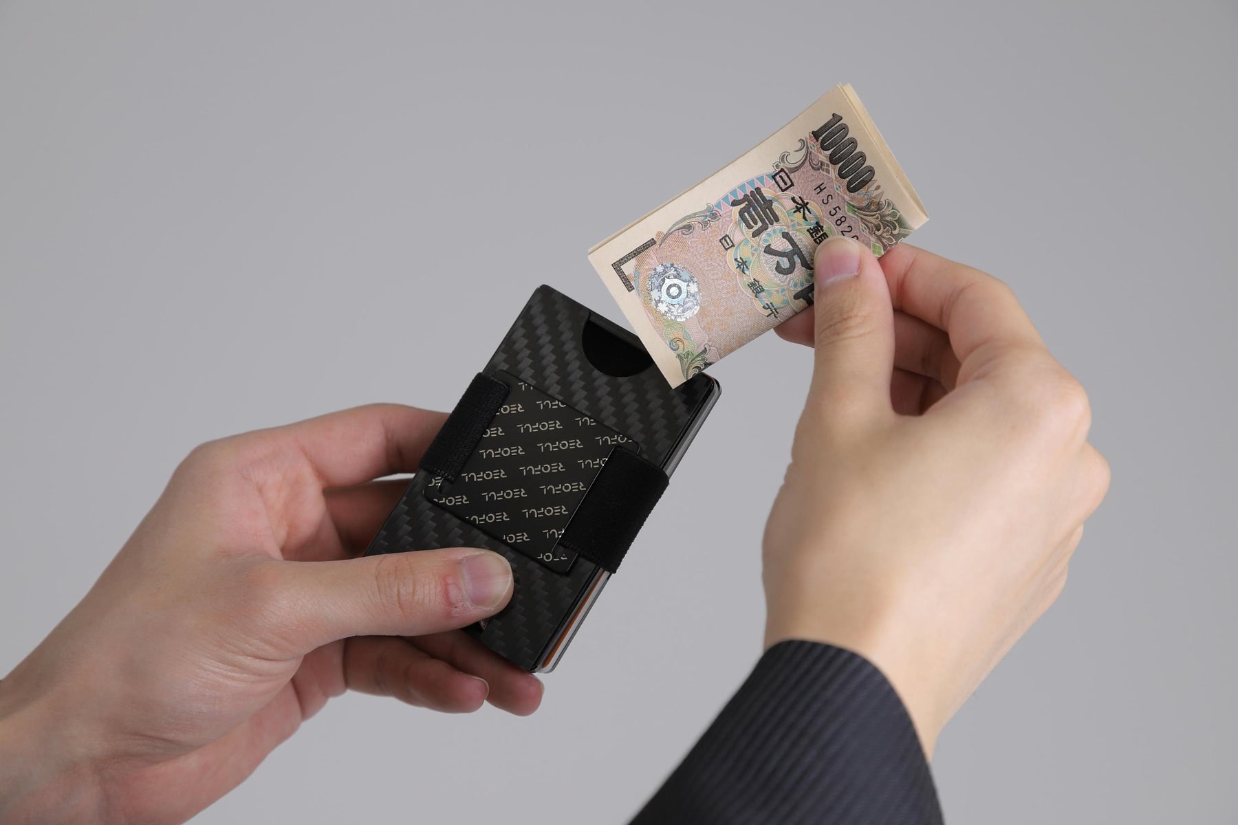 レキュフル（REQFUL）のカーボン財布にお札を入れるところ