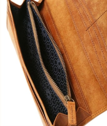 肌触りがよく汚れにくいという特徴を持っている甲州織が裏地に使われているソットの長財布