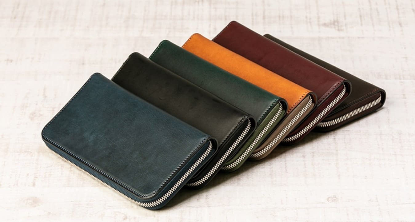 重なり合う6色のラウンドジップ財布